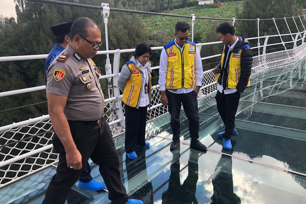 Balai Geoteknik, Terowongan dan Struktur (BGTS) Kementerian PUPR melakukan inspeksi tahap akhir jembatan kaca di Bromo.