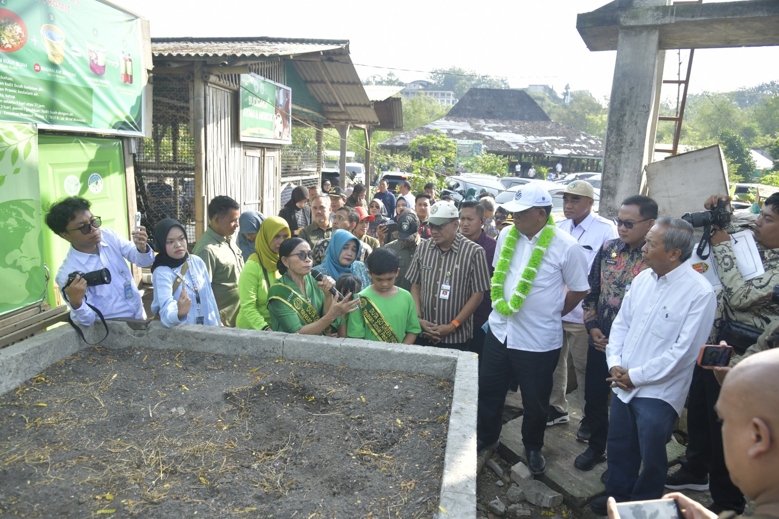 Menteri Lingkungan Hidup Republik Indonesia, Jumhur Hidayat didampingi Sekda Kota Semarang, Handi Priyanto, Menteri meninjau Kebun Bulusan Edu Park, Selasa (2/6).