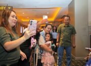Walikota Semarang, Agustina Wilujeng menyapa salah satu penonton saat Gala Premiere "Jangan Buang Ibu" di Studio XXI Paragon Semarang, Rabu (3/6/2026)