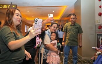 Walikota Semarang, Agustina Wilujeng menyapa salah satu penonton saat Gala Premiere "Jangan Buang Ibu" di Studio XXI Paragon Semarang, Rabu (3/6/2026)