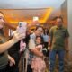 Walikota Semarang, Agustina Wilujeng menyapa salah satu penonton saat Gala Premiere "Jangan Buang Ibu" di Studio XXI Paragon Semarang, Rabu (3/6/2026)