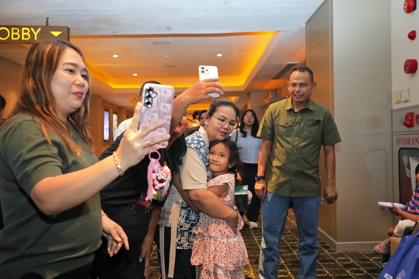 Walikota Semarang, Agustina Wilujeng menyapa salah satu penonton saat Gala Premiere "Jangan Buang Ibu" di Studio XXI Paragon Semarang, Rabu (3/6/2026)