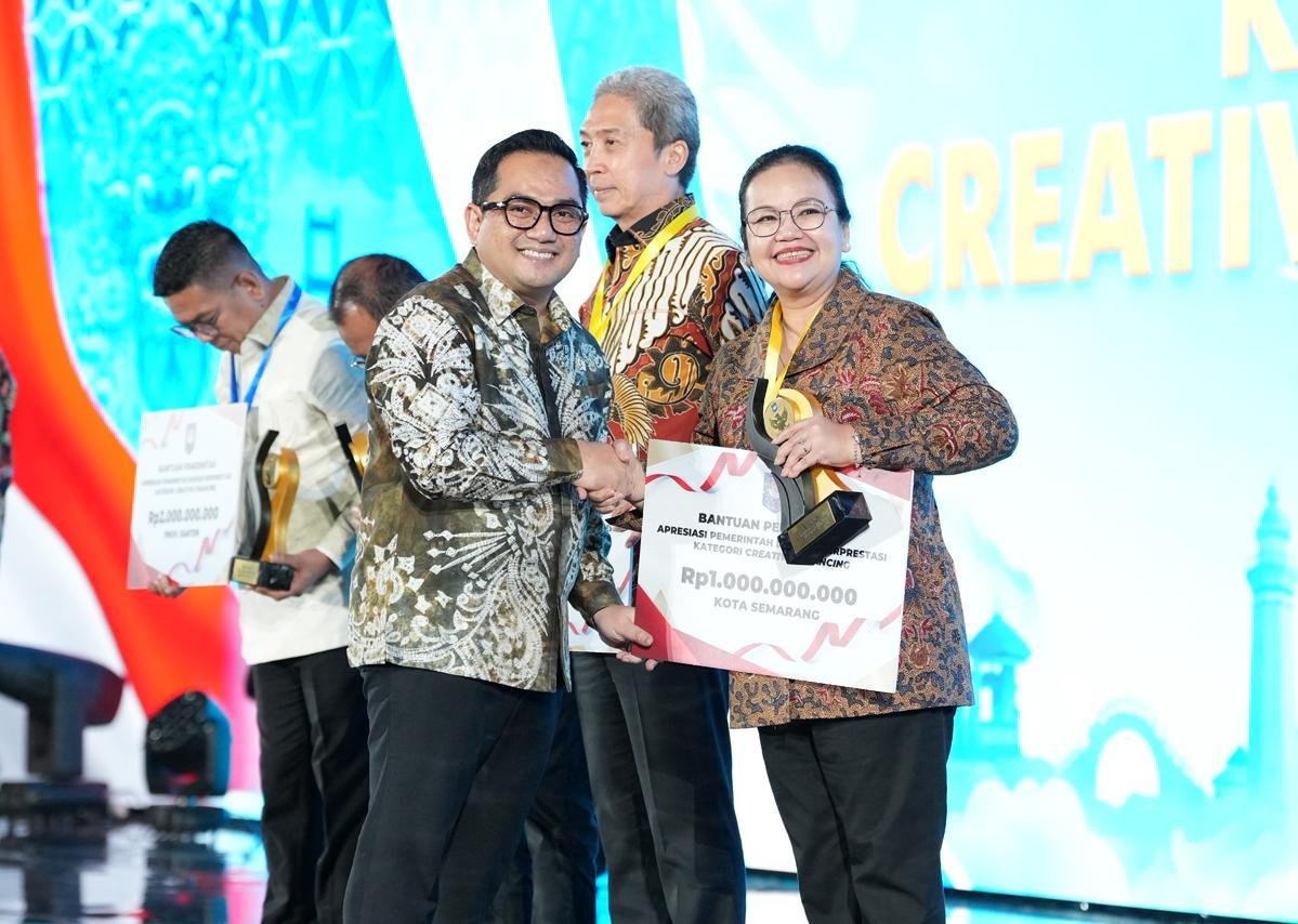 Walikota Semarang Agustina Wilujeng menerima penghargaan Terbaik III Kategori Creative Financing tingkat kota dari Kementerian Dalam Negeri RI yang digelar di Yogyakarta, Kamis 94/6/2026)