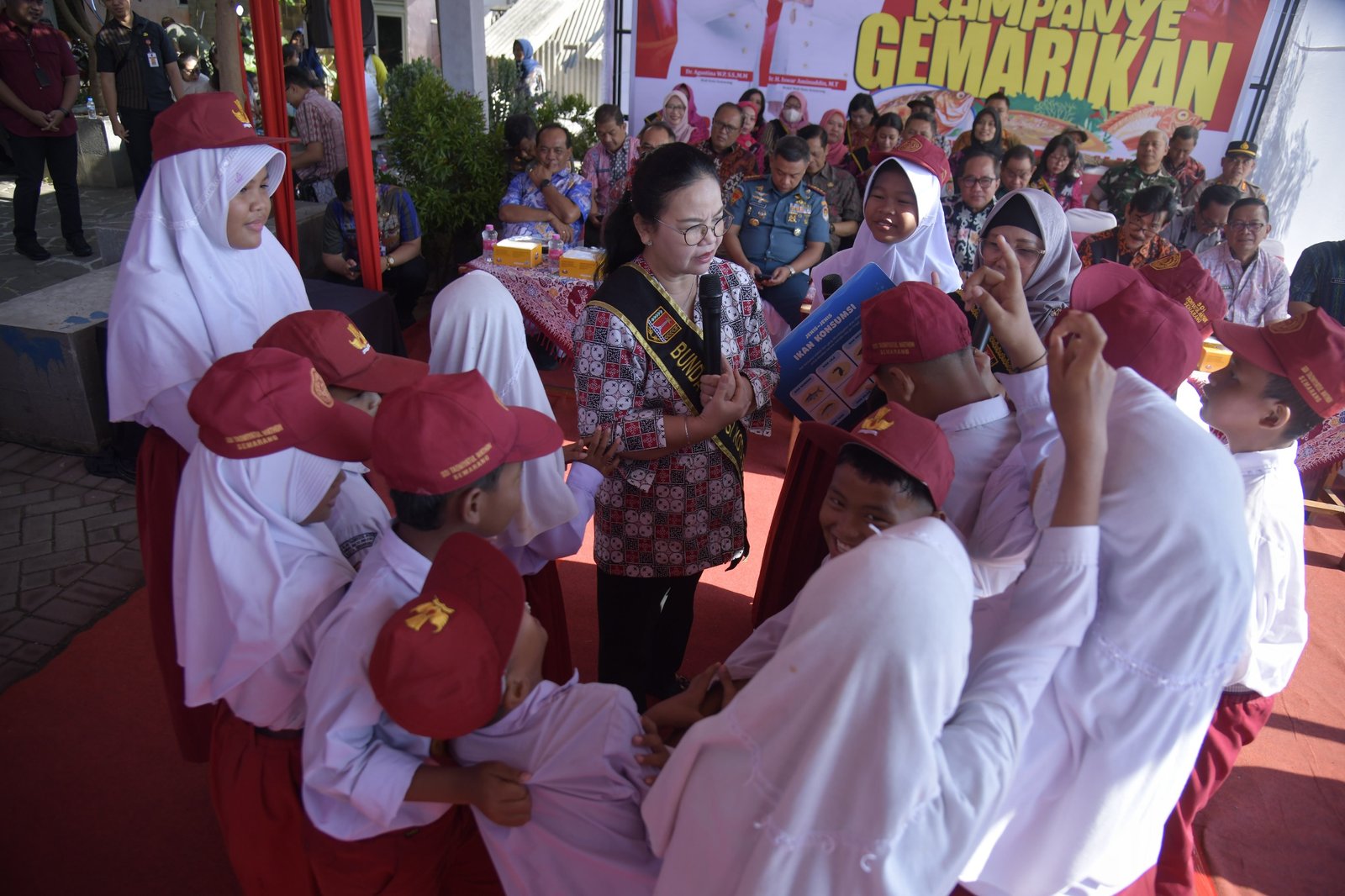 Walikota Semarang, Agustina Wilujeng menyapa para siswa sekolah dasar, belum lama ini.