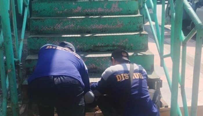 Bahayakan Pengguna, Dishub Kota Semarang Turun Tangan Perbaiki JPO Pasar Bulu Semarang