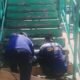 Beberapa petugas Dinas Perhubungan Kota Semarang mengganti alas papan dengan yang baru di bagian anak tangga jembatan penyeberangan orang (JPO) Pasar Bulu yang sudah lama rusak, baru-baru ini.