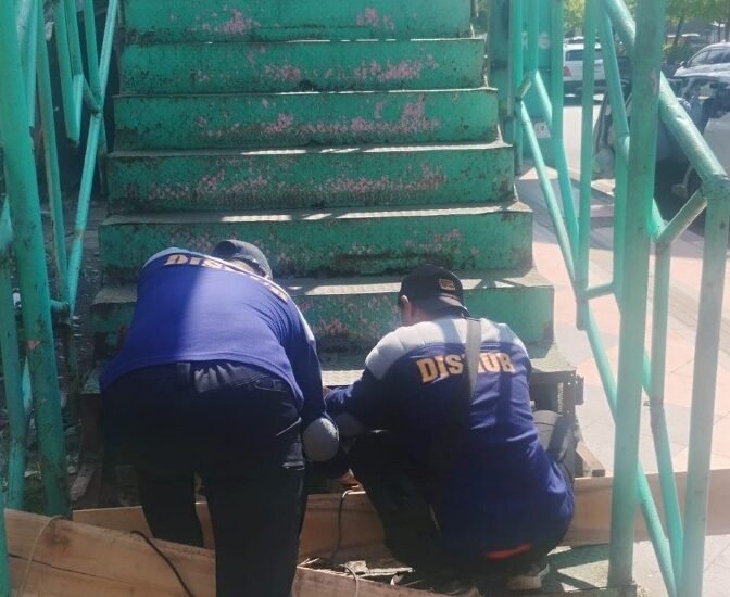 Beberapa petugas Dinas Perhubungan Kota Semarang mengganti alas papan dengan yang baru di bagian anak tangga jembatan penyeberangan orang (JPO) Pasar Bulu yang sudah lama rusak, baru-baru ini.