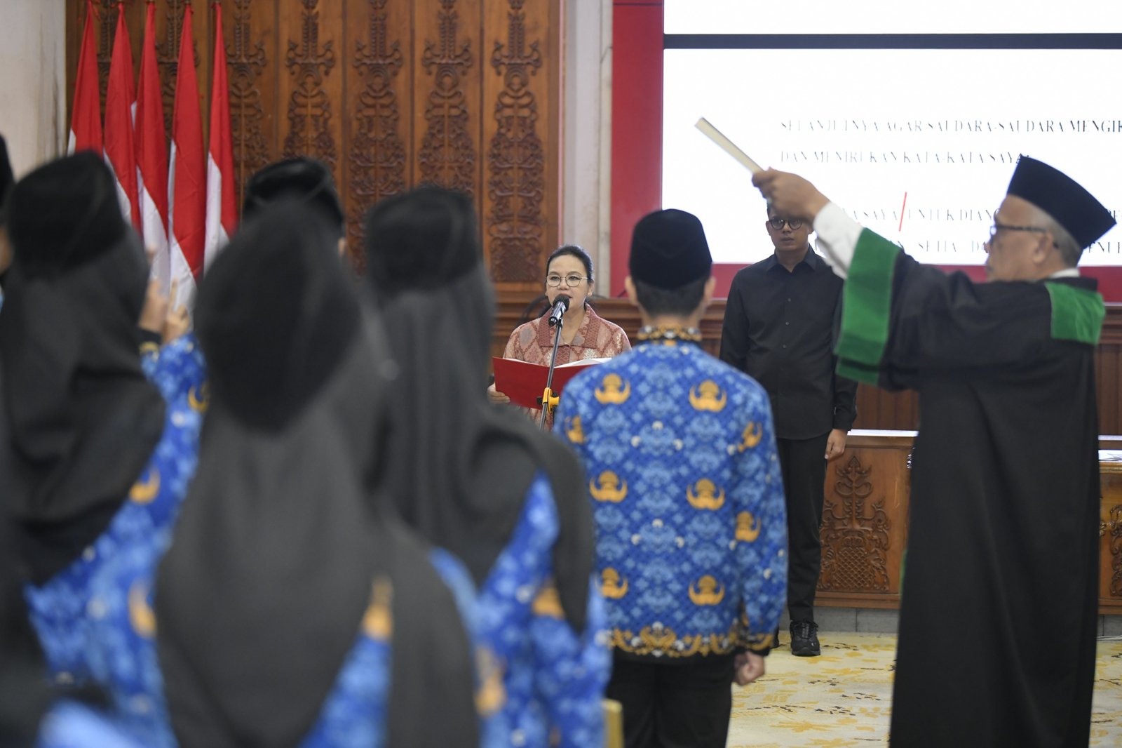Walikota Semarang, Agustina Wilujeng memimpin pengambilan sumpah/janji dan penyerahan SK pengangkatan Pegawai Negeri Sipil (PNS) Kota Semarang formasi tahun 2025, Selasa (9/6/2026