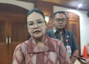 Walikota Semarang, Agustina Wiujeng saat diwawancarai awak media di Kompleks Balaikota Semarang.