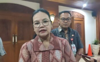 Walikota Semarang, Agustina Wiujeng saat diwawancarai awak media di Kompleks Balaikota Semarang.