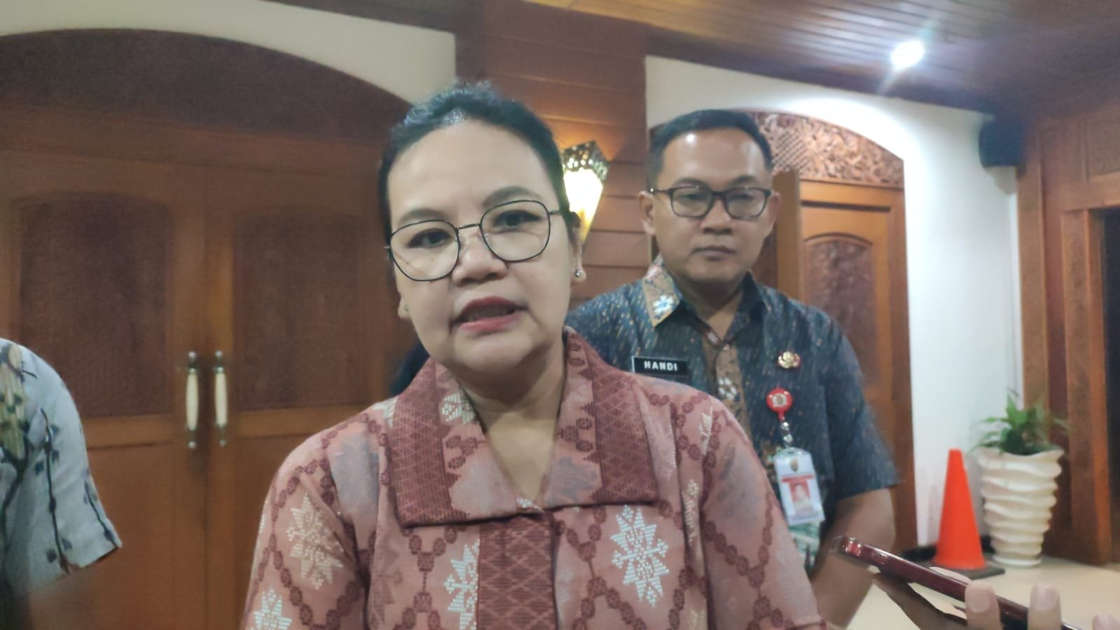 Walikota Semarang, Agustina Wiujeng saat diwawancarai awak media di Kompleks Balaikota Semarang.