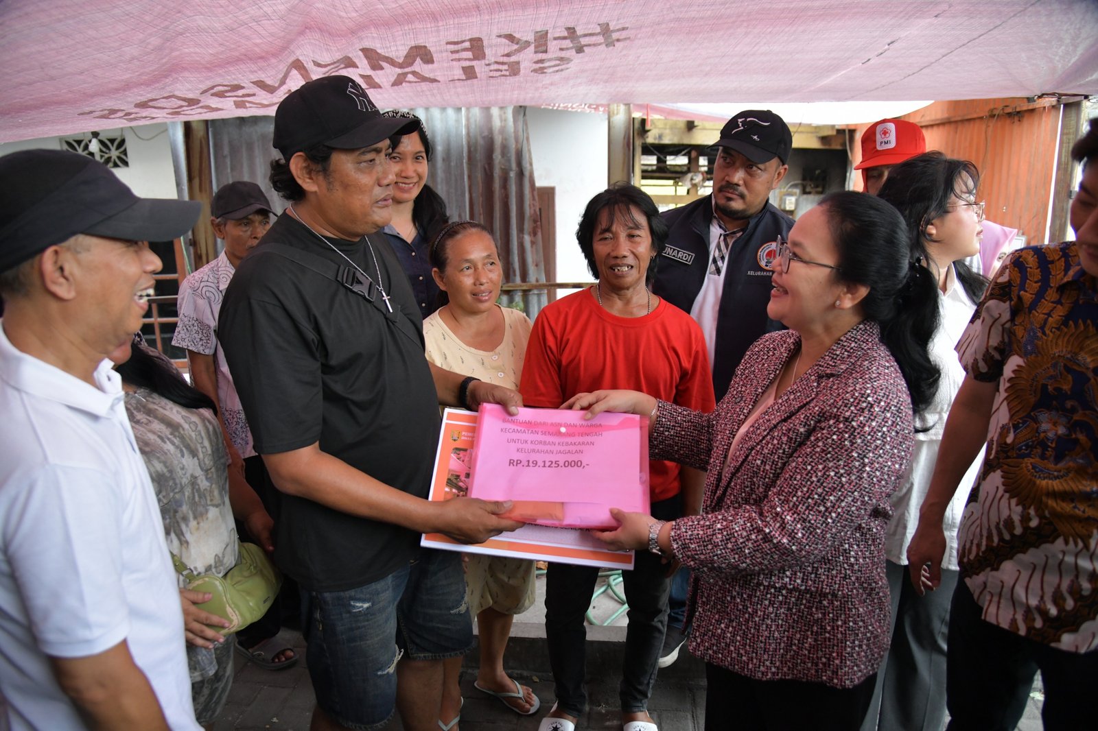 Walikota Semarang, Agustina Wilujeng saat menyerahkan bantuan warga terdampak kebakaran di Jalan Grajen Karang Loo, Jagalan, Jumat (12/6/2026)