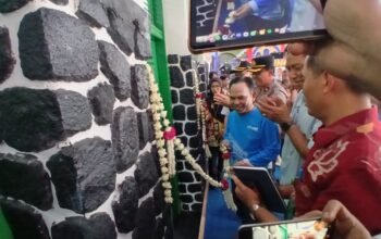Direktur Utama PDAM Tirta Moedal Kota Semarang, Ady Setiawan saat memotong rangkaian bunga dalam acara Peluncuran Reflowing Reservoir Siranda, Jumat (12/6/2026).