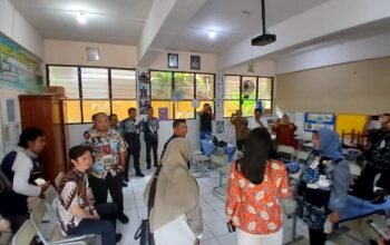 Ketua Komisi D DPRD Kota Semarang, Mualim bersama anggota melakukan sidak pelaksanaan SPMB ke SD Negeri Kalibanteng Kidul 01, Kota Semarang, Jumat (12/6/2026).