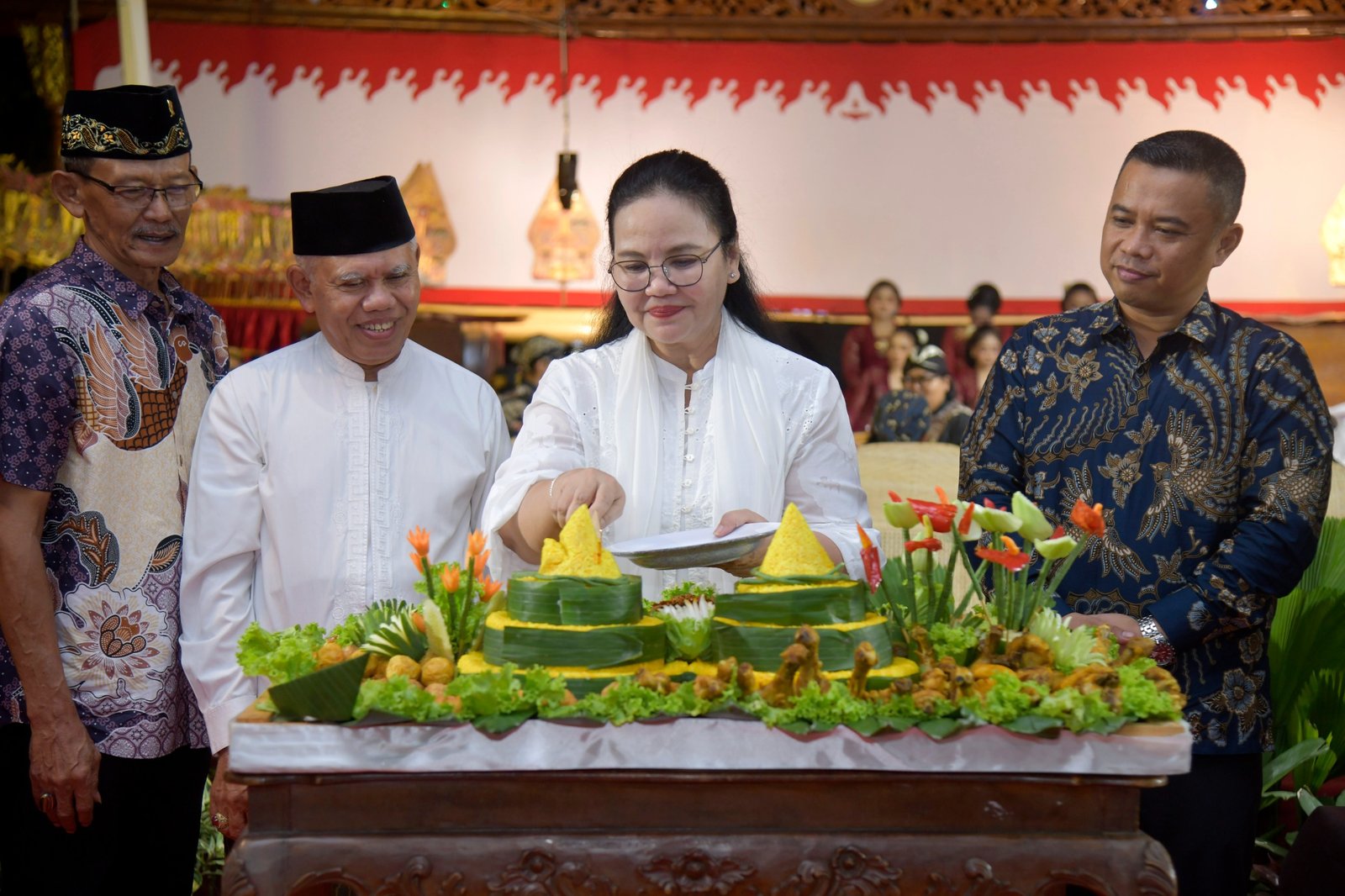Walikota Semarang Agustina Wilujeng menghadiri Malam Tirakatan, Doa Bersama, dan Pagelaran Wayang Kulit peringatan Tahun Baru Islam 1 Muharram 1448 Hijriah di halaman Balai Kota Semarang, Senin (15/6).