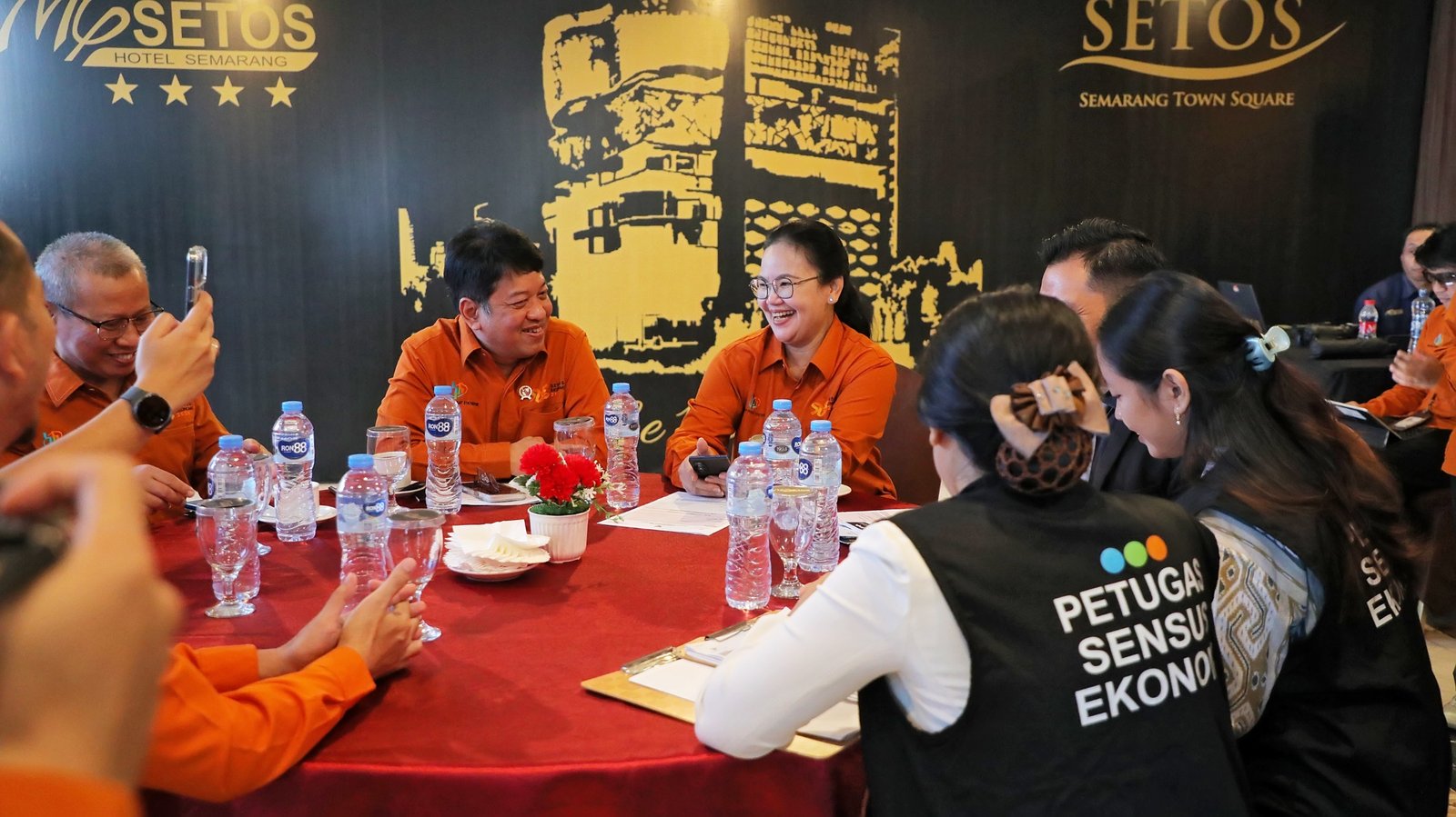 Walikota Semarang, Agustina Wilujeng berbincang dengan petugas sensus ekonomi