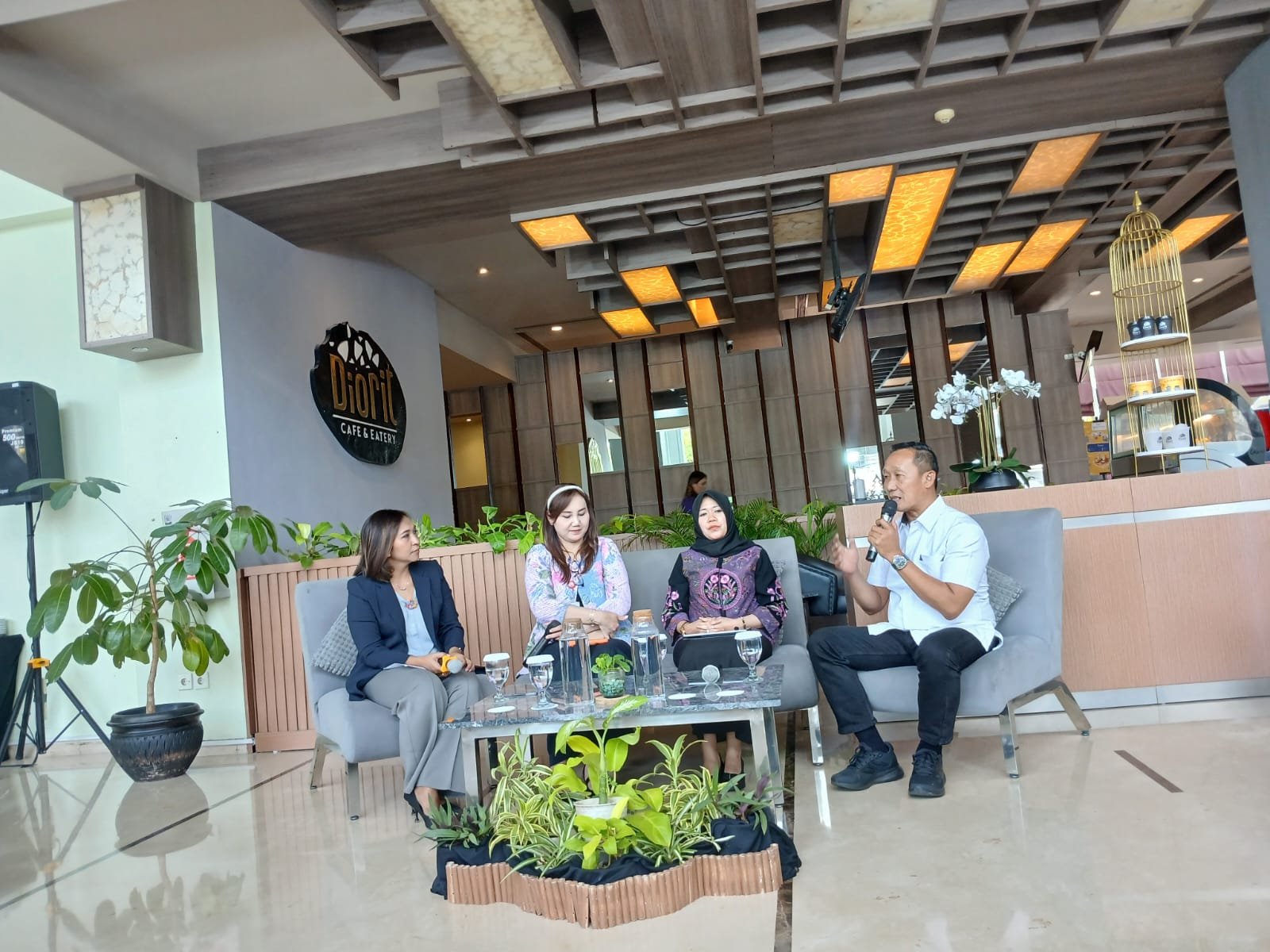 Ketua DPRD Kota Semarang, Kadarlusman saat menjadi narasumber dalam Dialog Interaktif Bersama DPRD Kota Semarang bertajuk Mengembangkan Potensi Wisata Pantai di Kota Semarang yang bertempat di Hotel Quest Plampitan Semarang