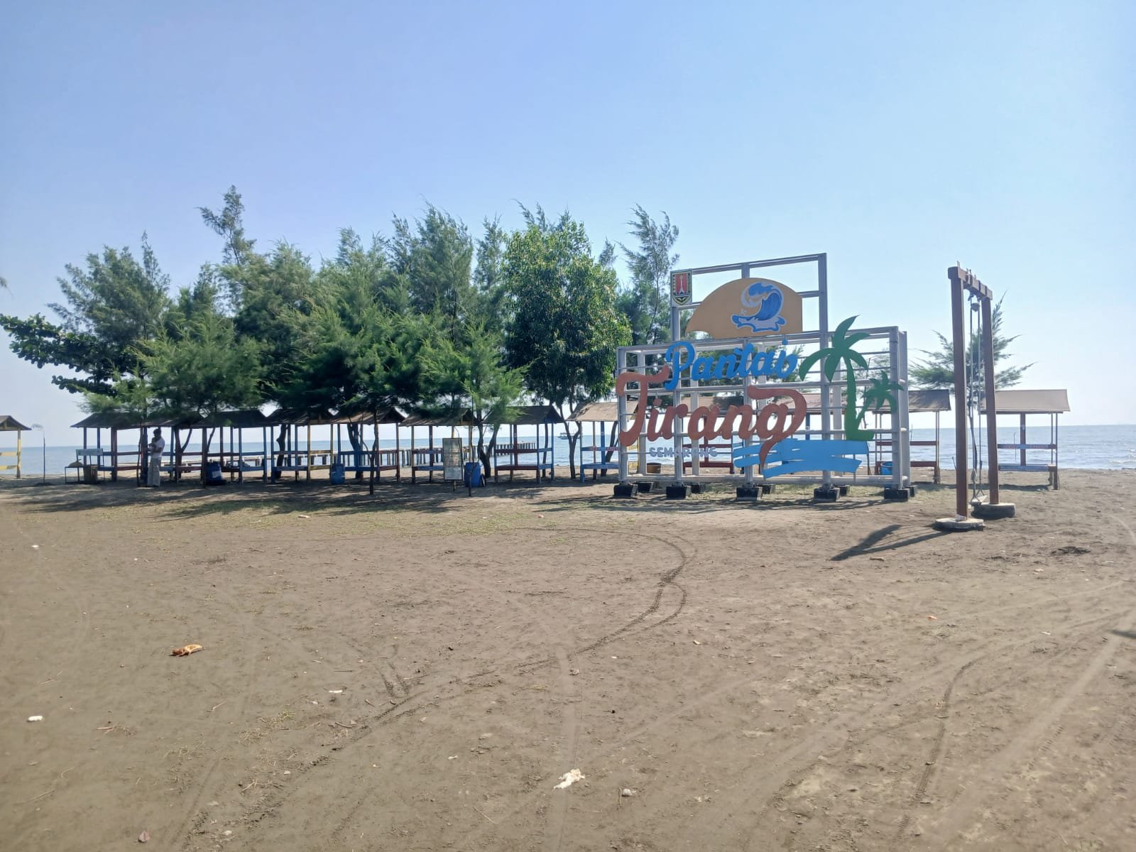 Pantai Tirang yang akan dikembangkan oleh Pemkot Semarang menjadi spot olahraga rekreasi sekaligus menarik kunjungan wisatawan.
