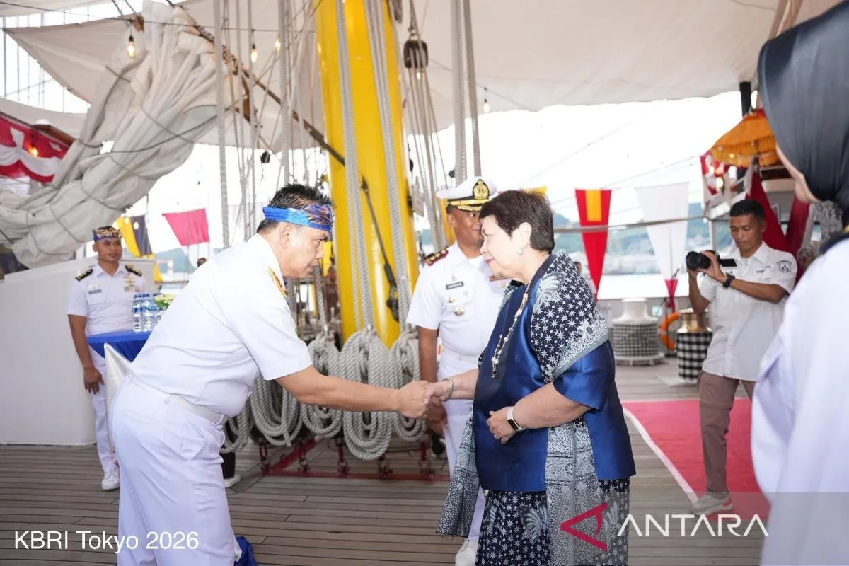Duta Besar Republik Indonesia untuk Jepang Nurmala Kartini Sjahrir (kanan) saat menyambut kedatangan KRI Bima Suci yang berlabuh di Dejima Pier, Nagasaki, Jepang