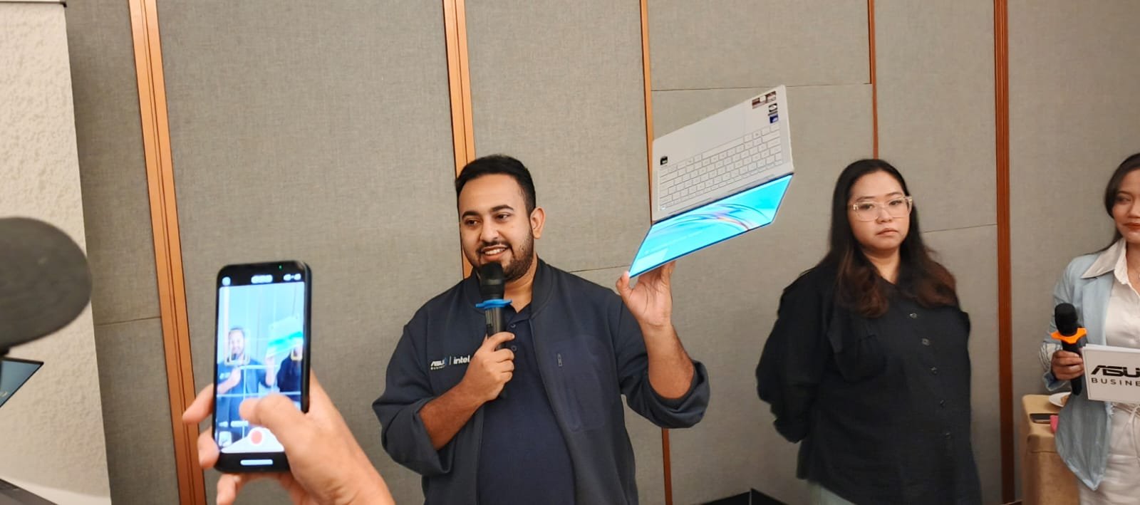 Produk anyar ASUS ExpertBook Ultra yang diperkenalkan kepada para awak media di Semarang, Rabu (24/6/2026).