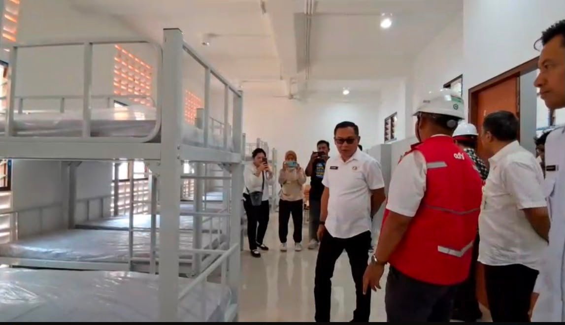 Sekda Kota Semarang, Handi Priyanto saat meninjau pembangunan Sekolah Rakyat di Kelurahan Rowosari, Kecamatan Tembalang, Rabu (24/6/2026).