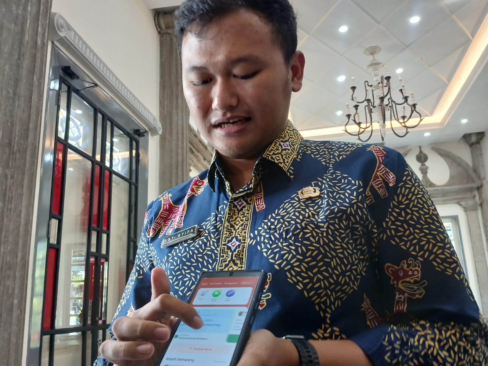 Tunjukkan platform layanan publik Semarang dalam Genggaman Saya (SDGS)