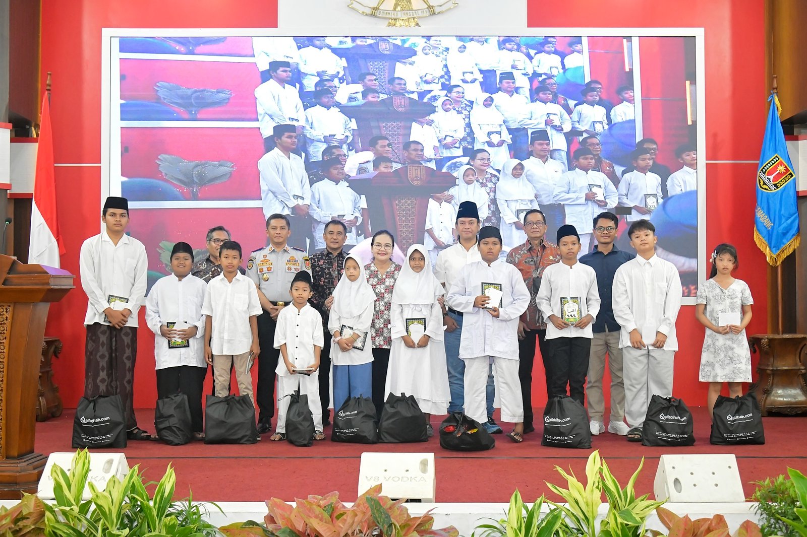 Walikota Semarang, Agustina Wilujeng saat memberikan santunan anak yatim sekaligus meluncurkan aplikasi *E-SANKEM (Elektronik Santunan Kematian).