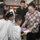Walikota Semarang, Agustina Wilujeng memberikan buku kepada siswa, belum lama ini.