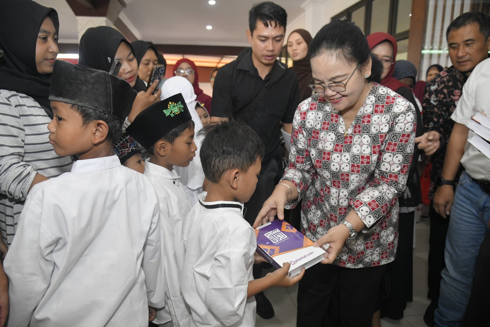 Walikota Semarang, Agustina Wilujeng memberikan buku kepada siswa, belum lama ini.