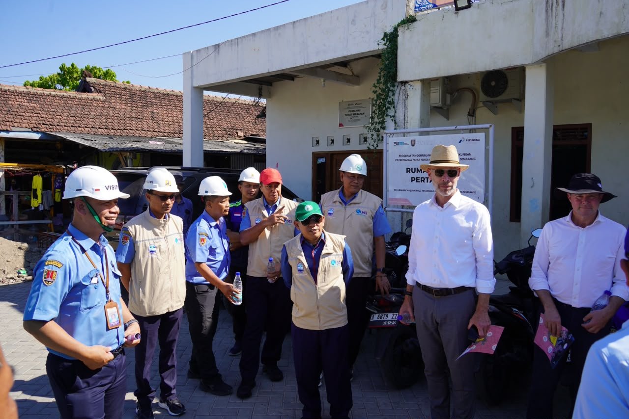 Jajaran Direksi PDAM Tirta Moedal bersama tim operator asal Belanda meninjau ke rumah pelanggan dalam program WaterWorx di wilayah Kebonharjo, Semarang Utara, Senin (29/6/2026).