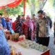 Sekda Kota Semarang, Handi Priyanto meninjau stand umkm saat peringati Hari Keluarga Nasional (Harganas) ke-33 Tahun 2026.