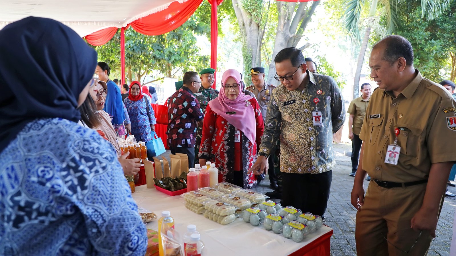 Sekda Kota Semarang, Handi Priyanto meninjau stand umkm saat peringati Hari Keluarga Nasional (Harganas) ke-33 Tahun 2026.