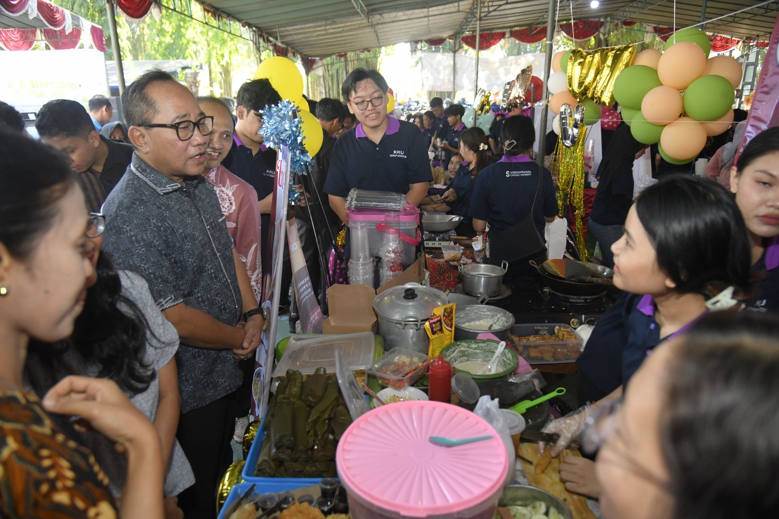 Wakil Walikota Semarang Iswar Aminuddin saat meninjau di stand Expo yang digelar di kampus 1 Soegijapranata Catholic University, Selasa (30/6/2026)