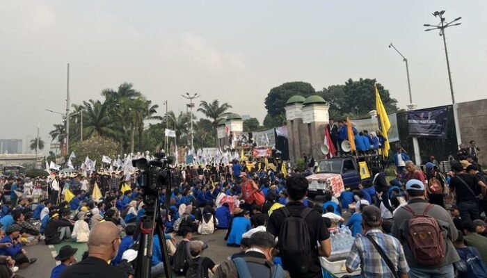 Gelombang Mahasiswa Demo “Geruduk” Gedung DPR Tuntut Kemandirian Ekonomi