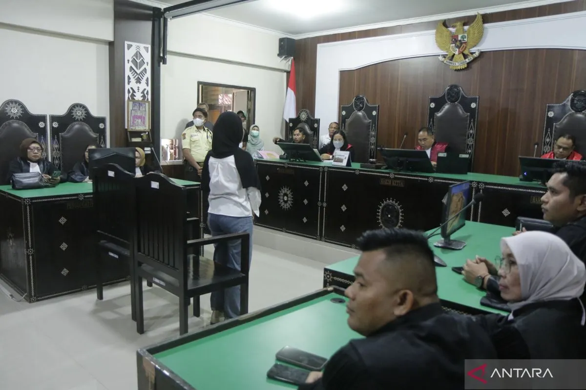 Terdakwa Brigadir Rizka Sintiani berdiri mendengarkan majelis hakim membacakan vonis dalam sidang putusan kasus pembunuhan Brigadir Esco Faska Rely