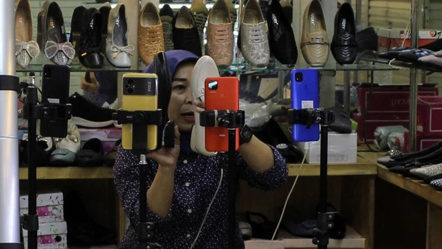 Pedagang berjualan melalui siaran langsung di Pasar Tanah Abang, Jakarta