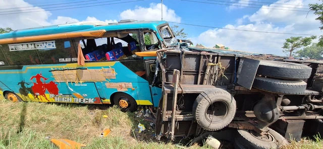 Kondisi bus kecelakaan beruntun