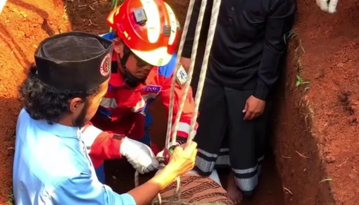 Damkar Jakarta Timur Bantu Evakuasi Warga Obesitas Meninggal Capai 250 kg untuk Dimakamkan