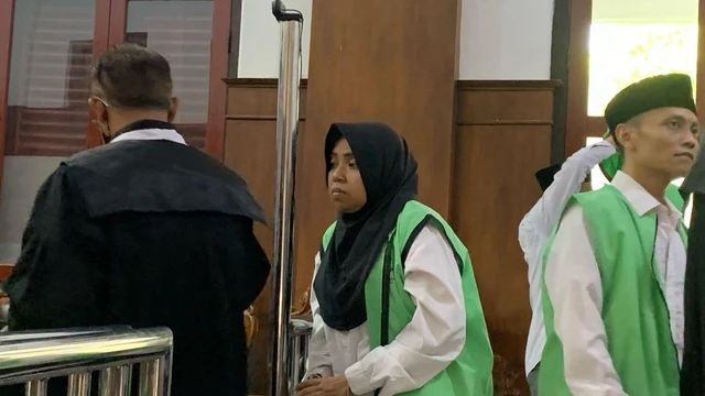 Terdakwa Murnita Triwidyaning saat menjalani sidang dakwaan di Pengadilan Negeri (PN) Surabaya