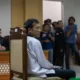 Terdakwa kasus pembunuhan satu keluarga, Ririn Rifanto menjalani sidang pembacaan putusan di Pengadilan Negeri Indramayu, Jawa Barat