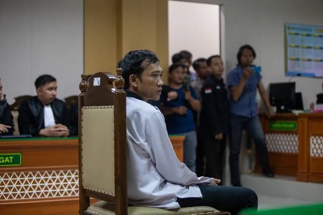 Terdakwa kasus pembunuhan satu keluarga, Ririn Rifanto menjalani sidang pembacaan putusan di Pengadilan Negeri Indramayu, Jawa Barat