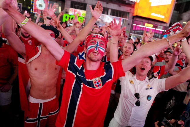 Fans Timnas Norwegia menonton laga piala dunia