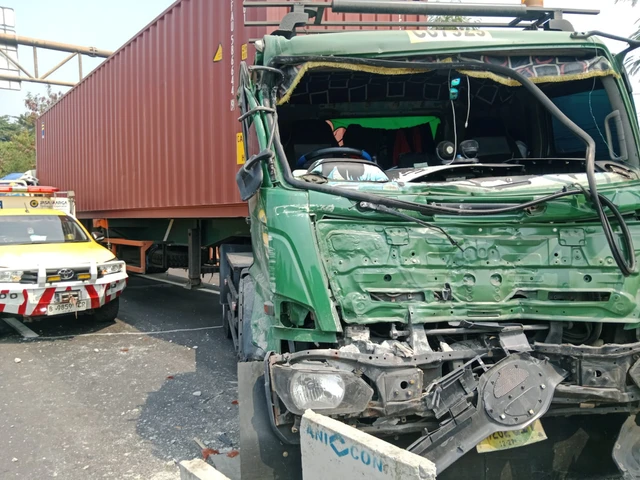 Kecelakaan beruntun di Tol Bintara KM 54 arah Cakung,