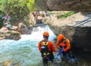 Tim SAR saat mencari presenter TVRI yang hilang di air terjun di Pegunungan Arfak, Papua Barat.
