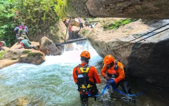 Tim SAR saat mencari presenter TVRI yang hilang di air terjun di Pegunungan Arfak, Papua Barat.