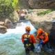 Tim SAR saat mencari presenter TVRI yang hilang di air terjun di Pegunungan Arfak, Papua Barat.