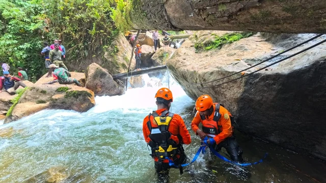 Tim SAR saat mencari presenter TVRI yang hilang di air terjun di Pegunungan Arfak, Papua Barat.