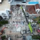 Kondisi alat berat tengah mencari korban tertimbun reruntuhan rumah yang meledak.