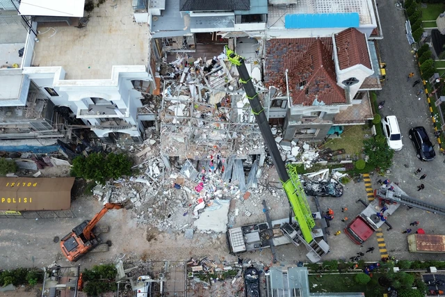 Kondisi alat berat tengah mencari korban tertimbun reruntuhan rumah yang meledak.