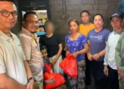 Kadinsos PPPA, I Putu Kariaman Putra, menyerahkan bantuan kepada keluarga korban pengeroyokan di Tabanan